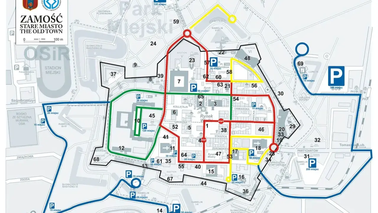 Mapa Zamościa z zaznaczonymi trasami spacerowymi i parkingami. Kolorowe linie wskazują różne ścieżki zwiedzania.