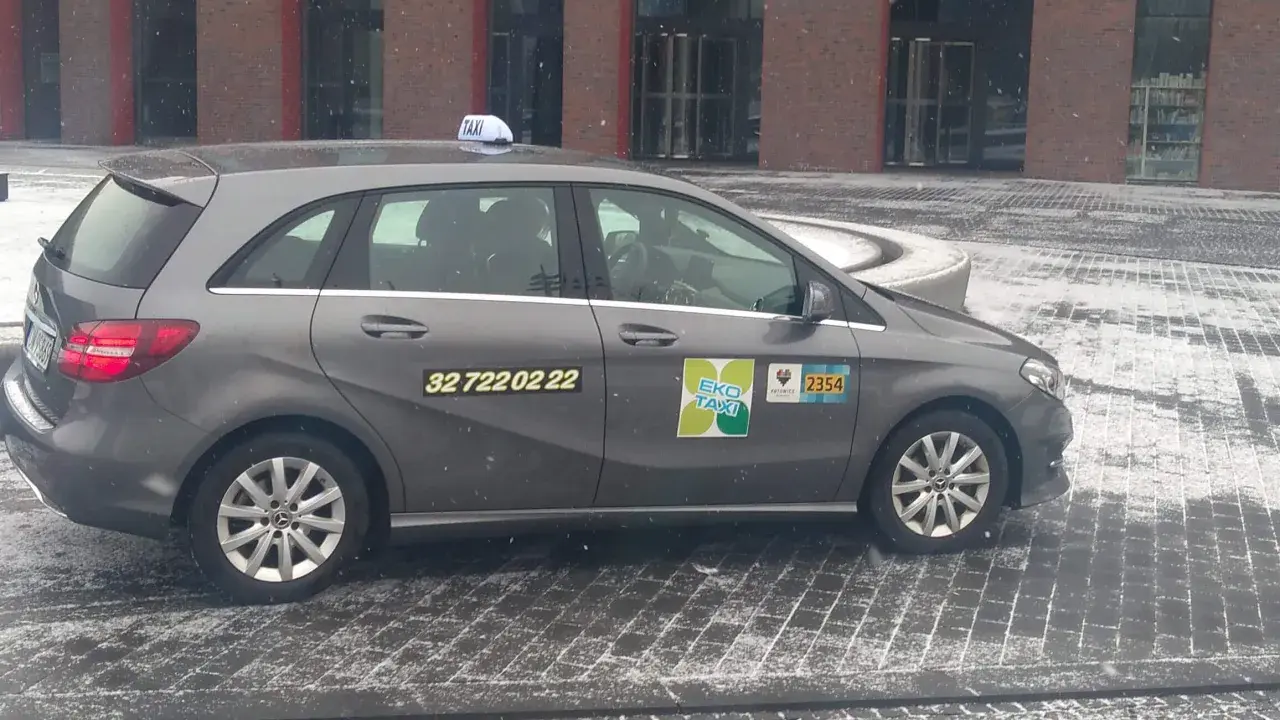 Szary Mercedes Eko Taxi czeka na pasażerów w zimowy dzień. Może zawiezie Cię z Katowic do Sosnowca?