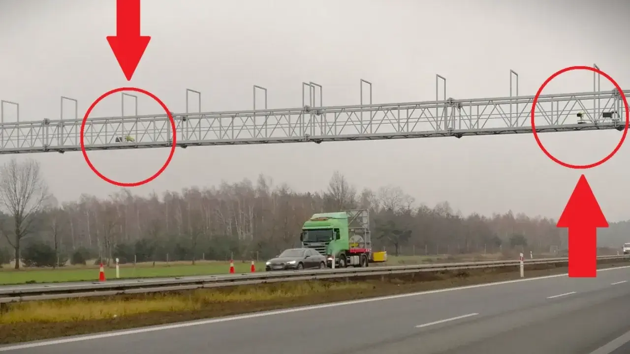 Fotoradar A2 Konin. Dwa urządzenia nad autostradą, jedno z nich z pracownikiem.