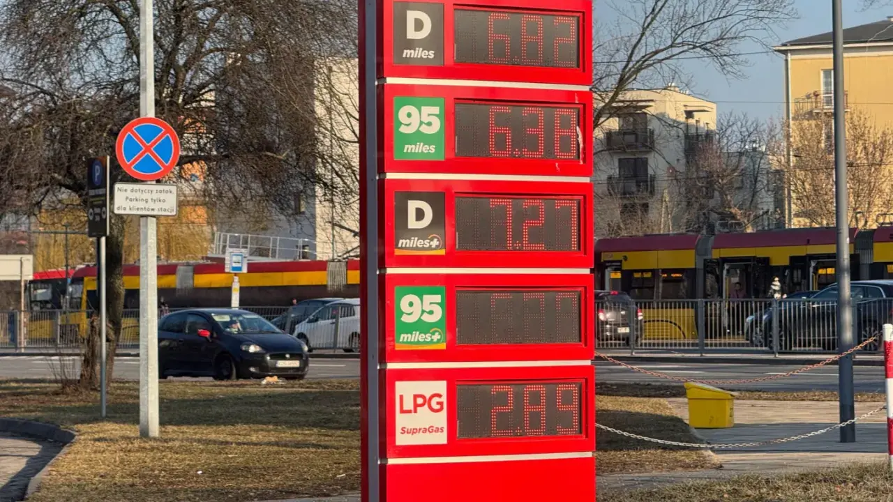 Ceny paliwa na Węgrzech: diesel 6.87, benzyna 95 6.38, LPG 2.89.