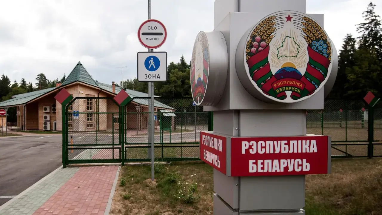 Granica Białorusi. Znak "Rzeczpospolita Białoruś" i godło kraju. Ruch bezwizowy Białoruś ułatwia podróżowanie.