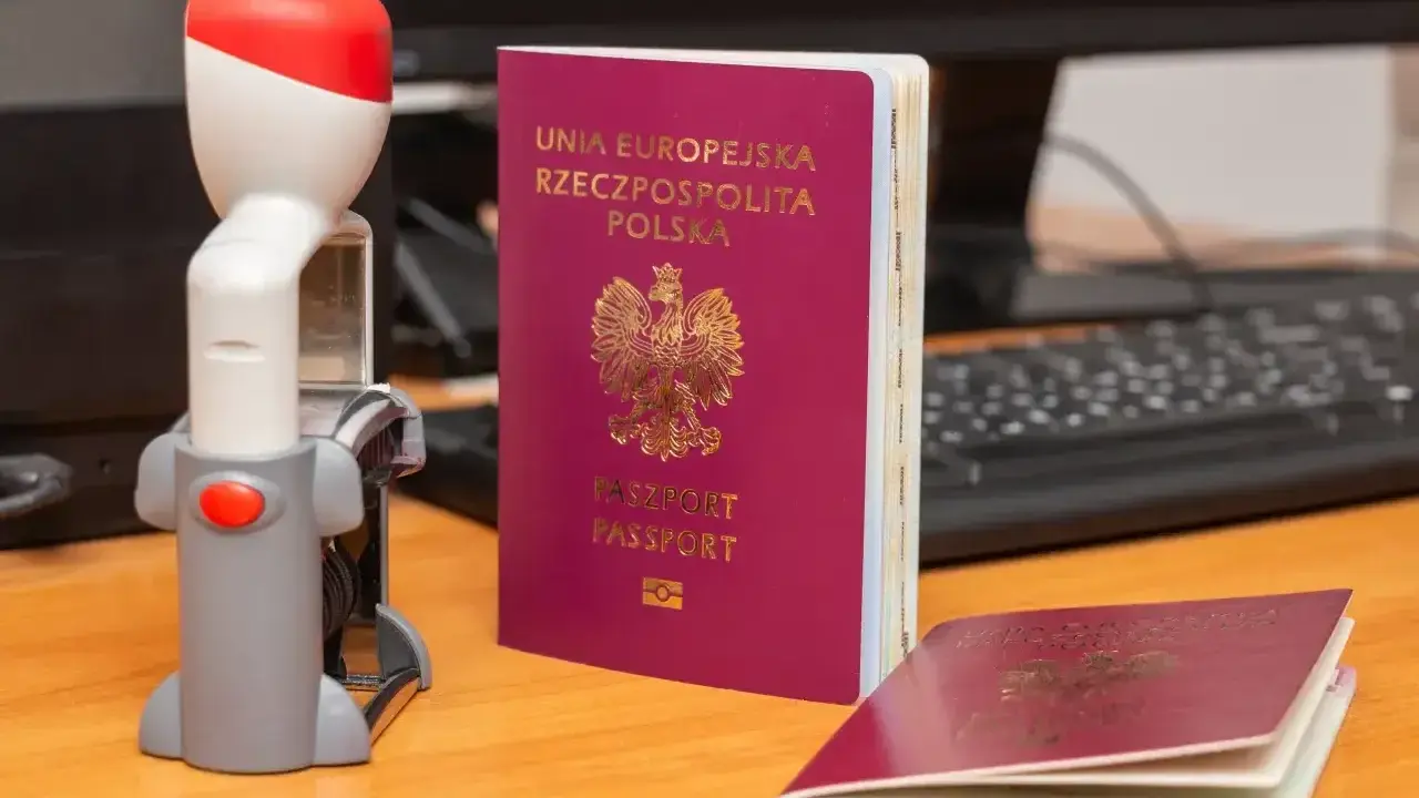 Polski paszport i pieczątka na biurku. Czy do Bośni i Hercegowiny potrzebny jest paszport? Tak, dla obywateli spoza UE.