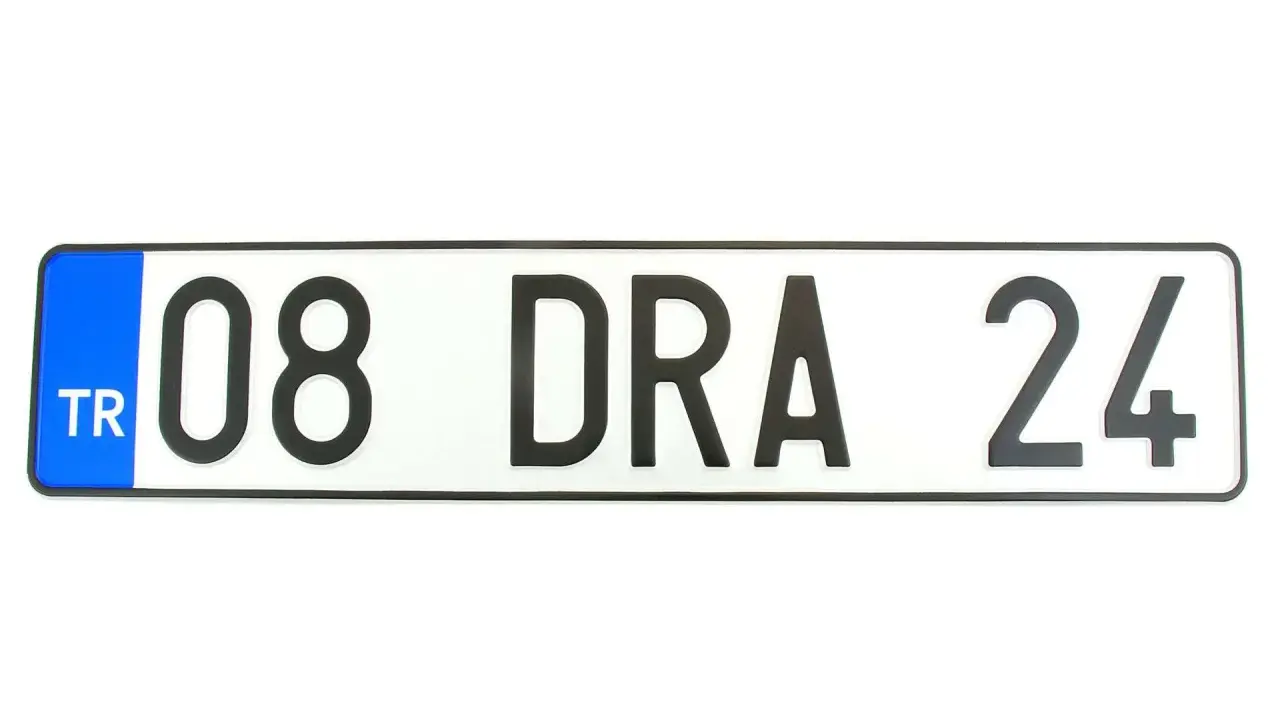 Tablice rejestracyjne TR, czyli z Turcji, z numerem 08 DRA 24.