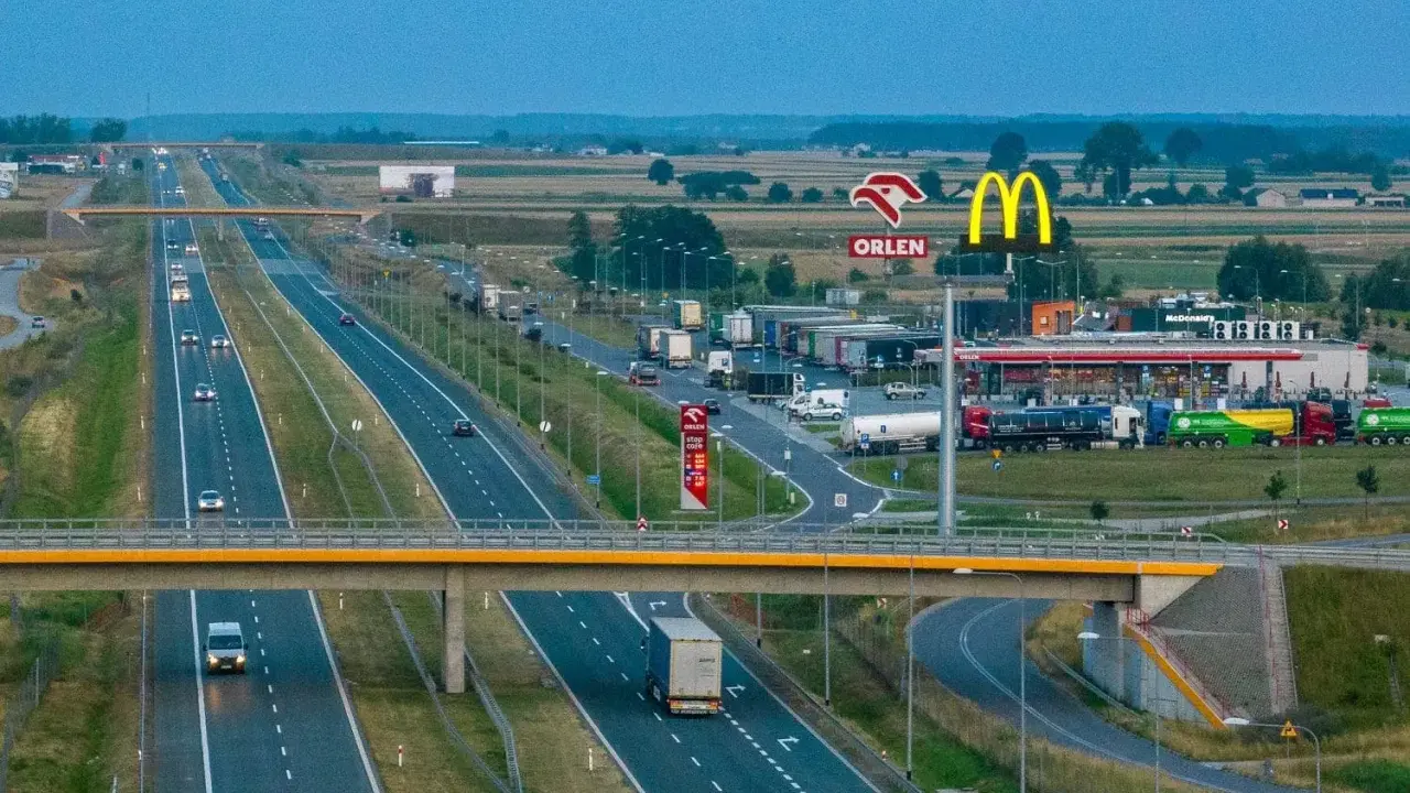 Droga ekspresowa z ruchem samochodów i ciężarówek, przy której znajduje się stacja Orlen i McDonald's. To idealne miejsce na krótki postój, czyli **mop skrót**.