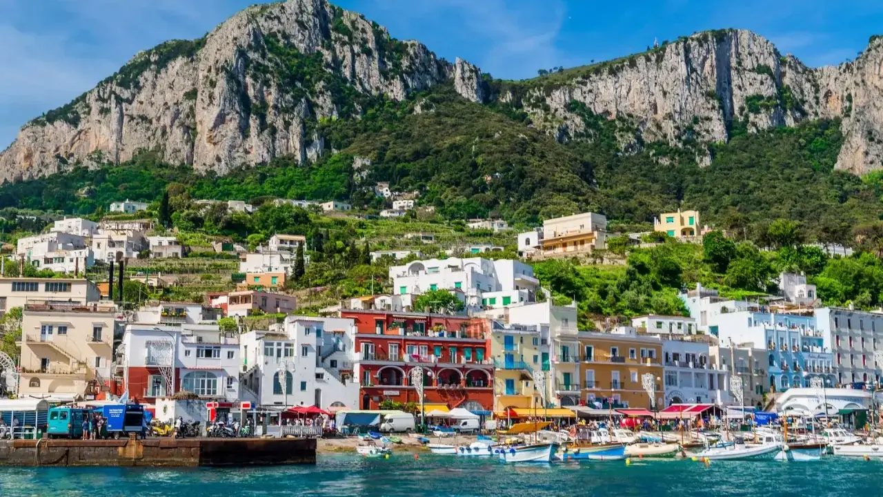 Kolorowe budynki na zboczu góry tworzą malowniczy widok na wyspie Capri.