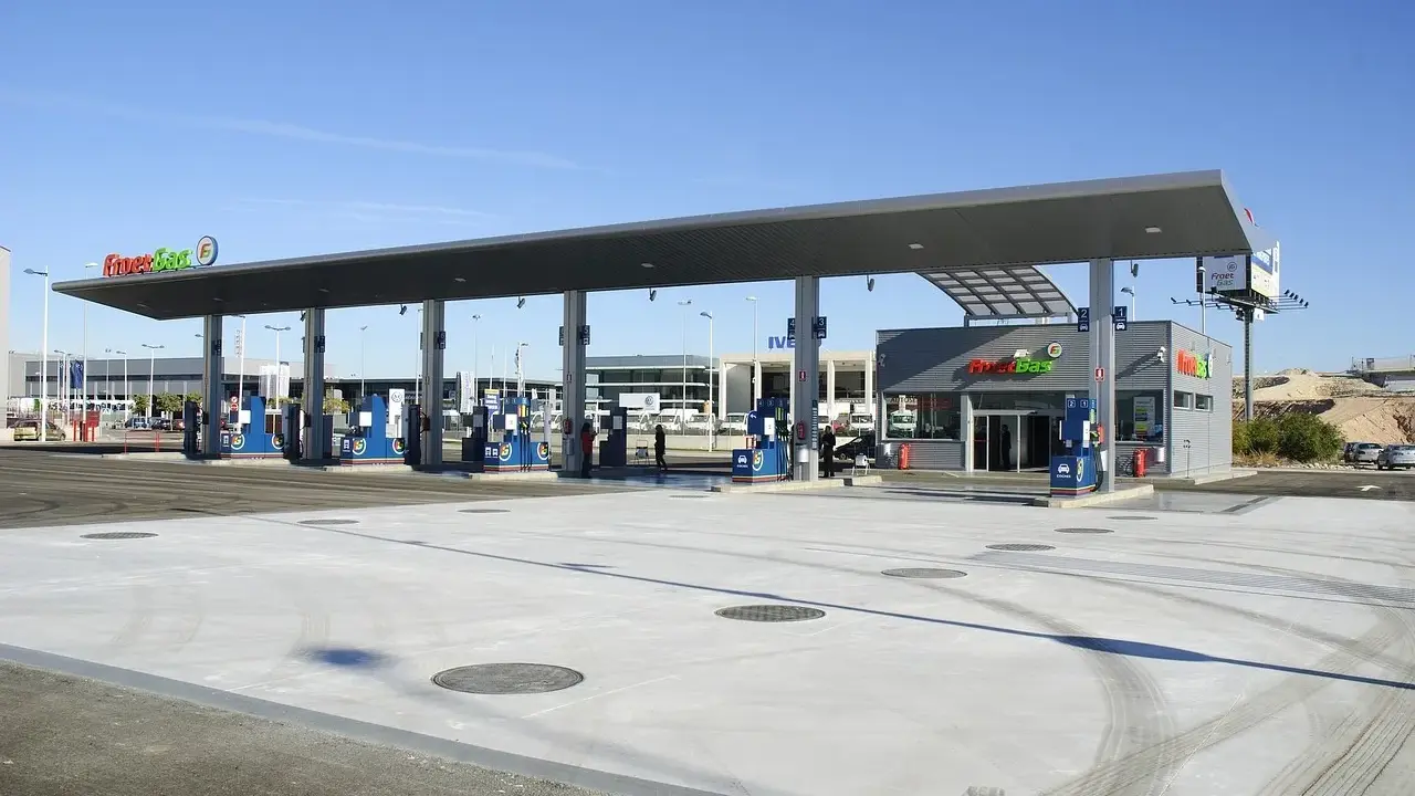 Nowoczesne stacje paliw na A4 zadaszone, z dystrybutorami i budynkiem obsługi.
