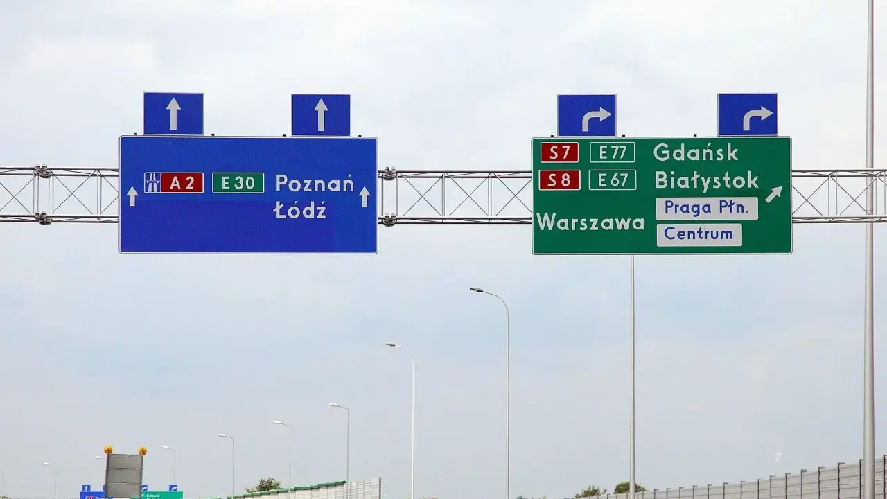 Znaki drogowe wskazują oznaczenie drogi wojewódzkiej A2, E30 do Poznania i Łodzi, a także S7, E77 do Gdańska, S8, E67 do Białegostoku i Warszawy.