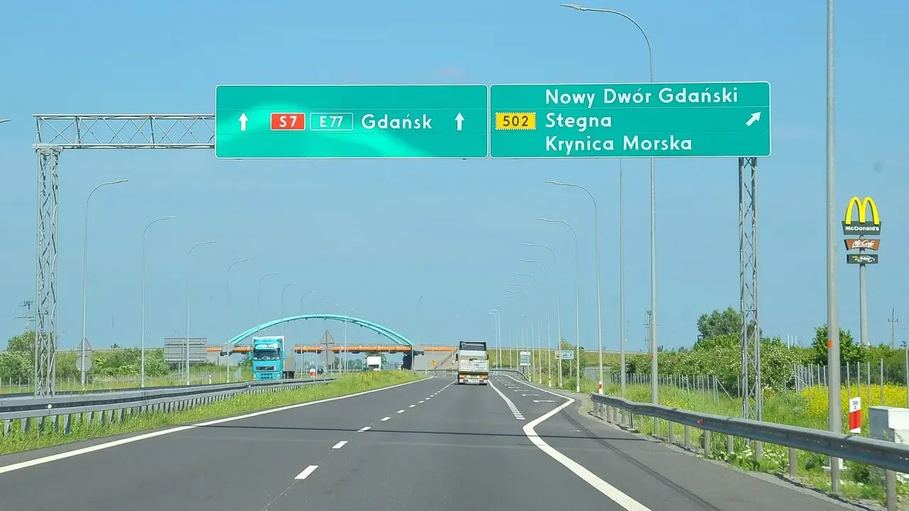 Zielony znak drogowy z napisem "S7 E77 Gdańsk" i "Nowy Dwór Gdański", "Stegna", "Krynica Morska".