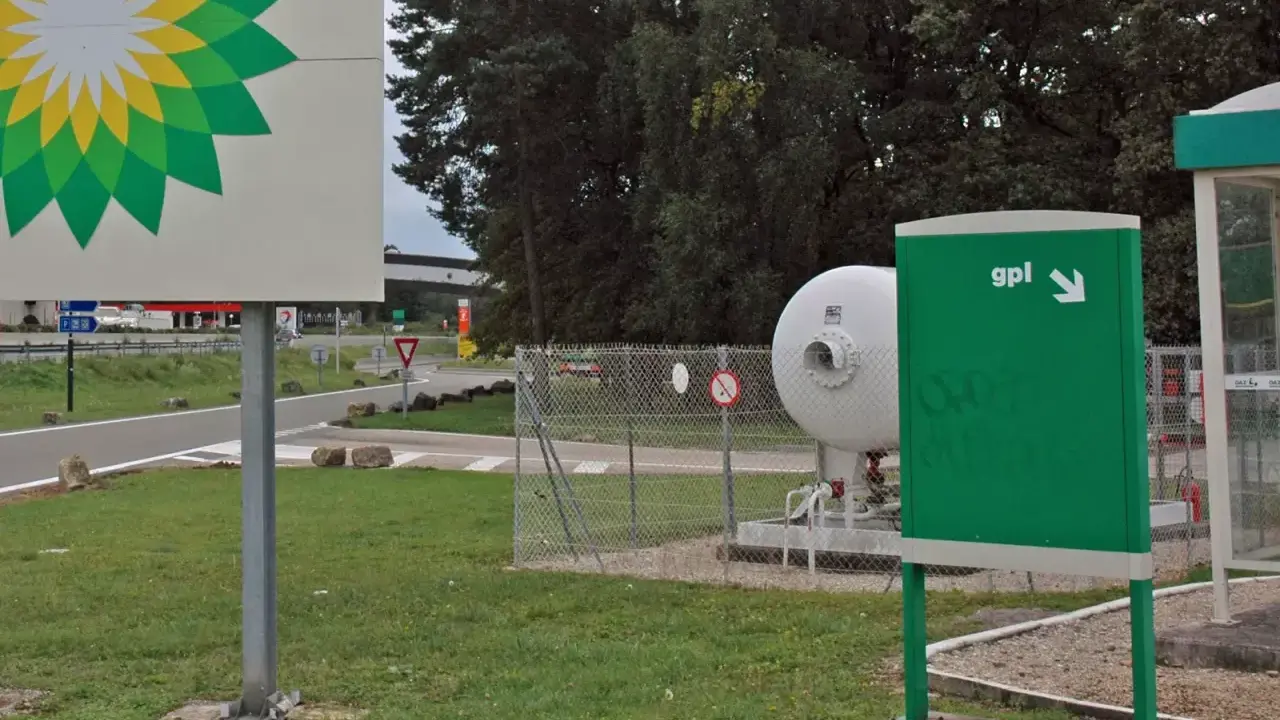 Stacja paliw z logo BP i dystrybutorem LPG. Widoczny zbiornik na gaz i znak "gpl" wskazujący kierunek. Ceny LPG w Europie mogą się różnić.