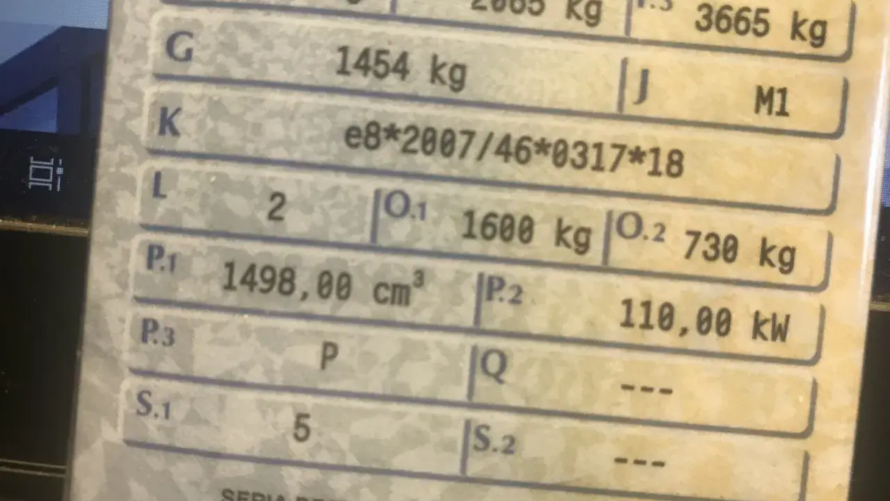 Szczegóły pojazdu z dowodu rejestracyjnego: masa własna 1454 kg, dopuszczalna masa całkowita 3665 kg, moc 110 kW.