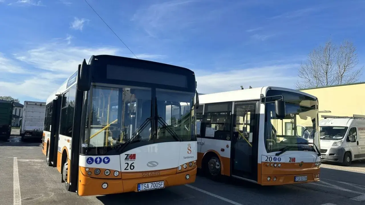 Dwa autobusy miejskie ZKM Sandomierz, gotowe do podróży. Odległość Busko Zdrój Sandomierz pokonają szybko.