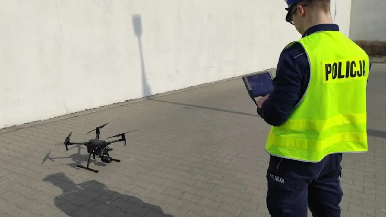 Policjant steruje dronem, który może pomóc ustalić, po jakim czasie przychodzi mandat z drona.
