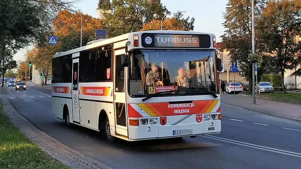 Autobus miejski "Turbuss" na lubartowskiej trasie, z napisem "Komunikacja Miejska".