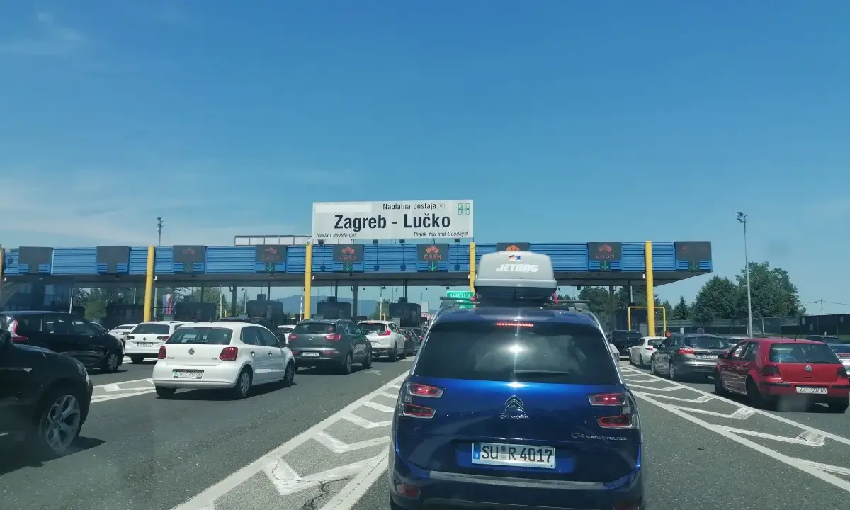 Korki na autostradzie w Chorwacji przy bramkach do opłat w Zagrzebiu-Łucku.