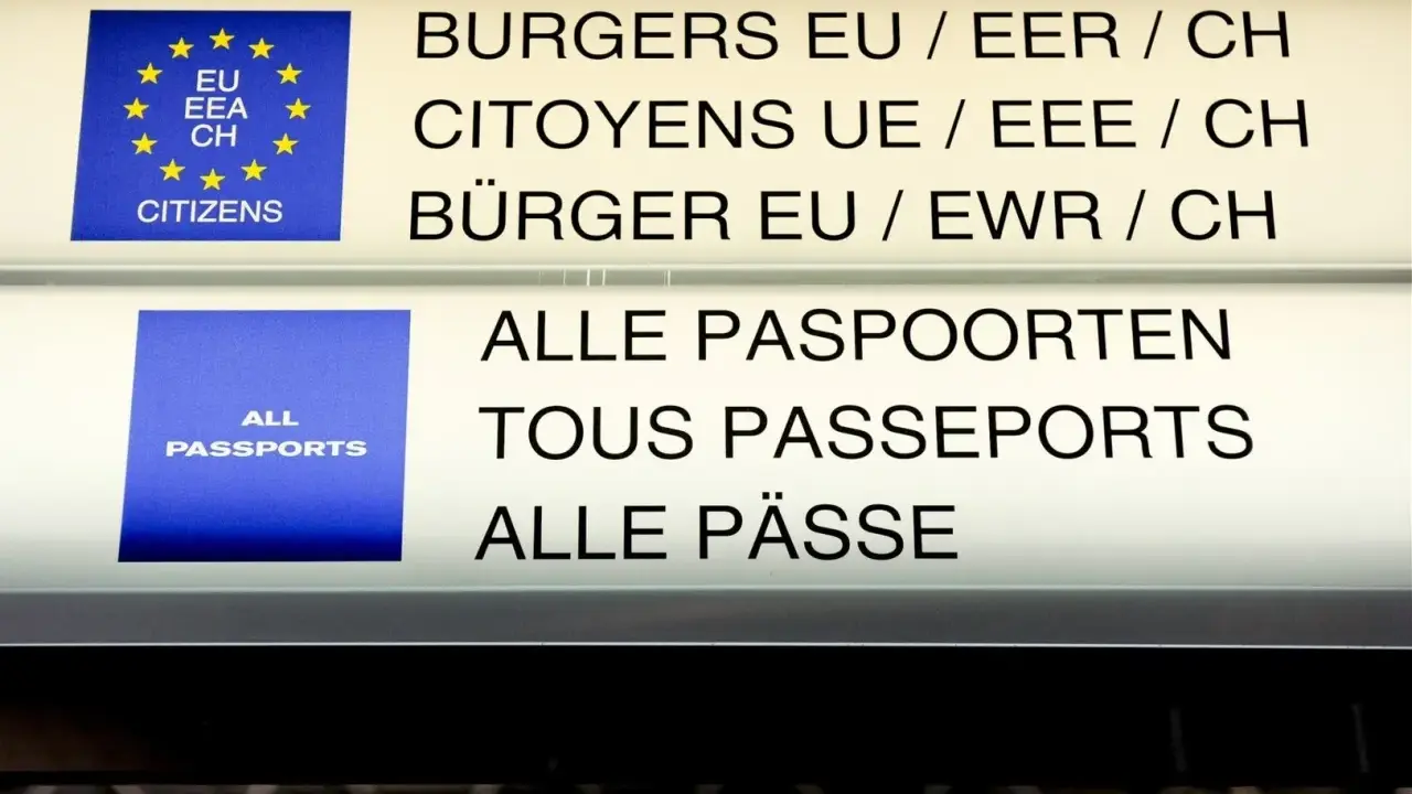 Znaki informacyjne na lotnisku: "Obywatele UE/EOG/CH" i "Wszystkie paszporty". Strefa Schengen-lista państw.