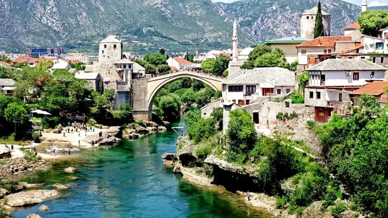Mostar, Bośnia i Hercegowina: Stary Most i rzeka Neretwa. Planujesz podróż? Sprawdź bośnia i hercegowina zasady wjazdu.