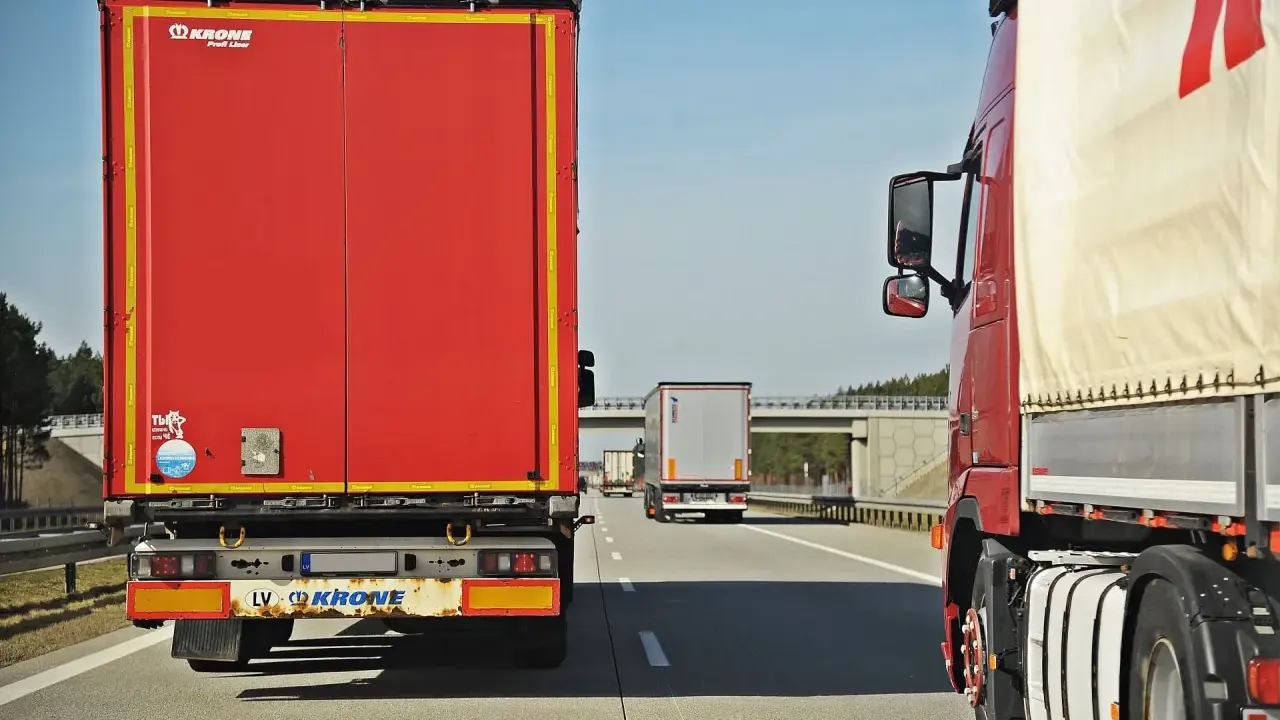 Ciężarówki na autostradzie. Kierowcy powinni znać taryfikator mandatów dla ciężarówek w Niemczech, by uniknąć kar.