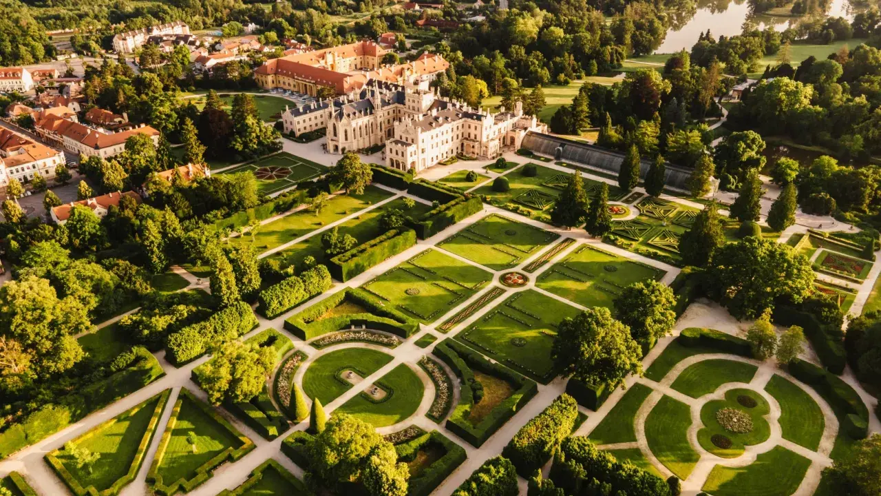 Zamek Lednice, perła Moraw w Czechach, otoczony jest barokowymi ogrodami.