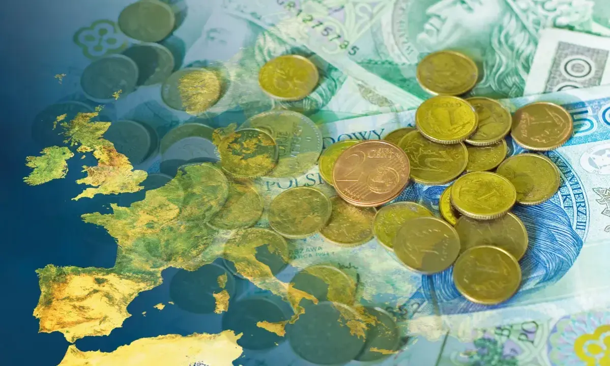 Mapa Europy na tle polskich banknotów i monet. Czy w Norwegii można płacić euro? Obraz sugeruje pytania o waluty w Europie.