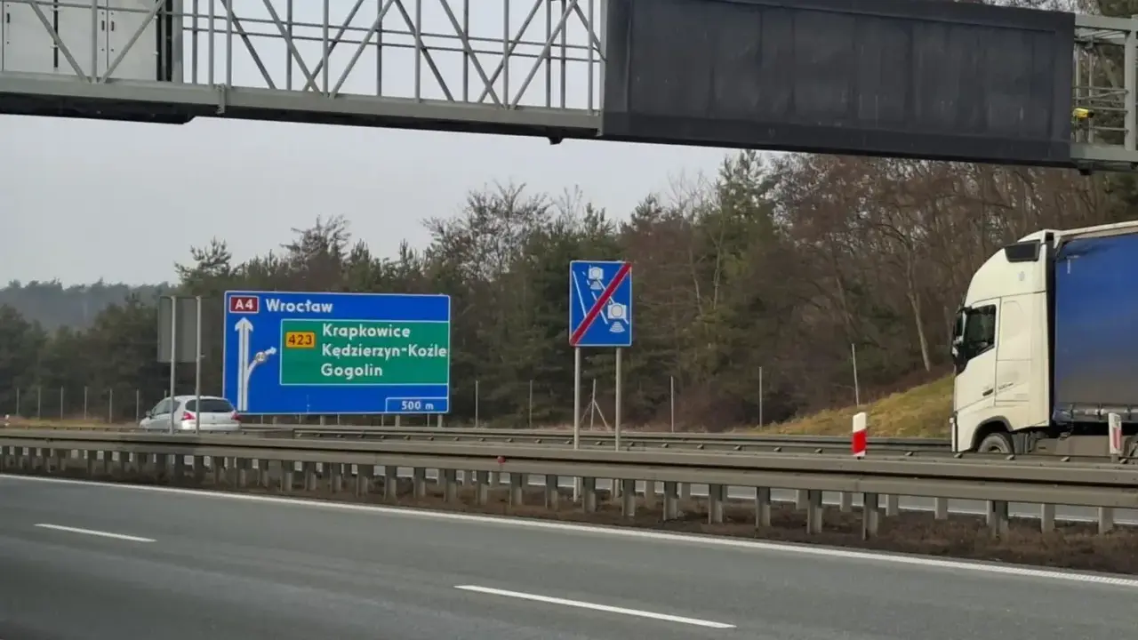 Znak drogowy A4 Wrocław z kierunkami Krapkowice, Kędzierzyn-Koźle, Gogolin. Obok znak odcinka objętego monitoringiem.