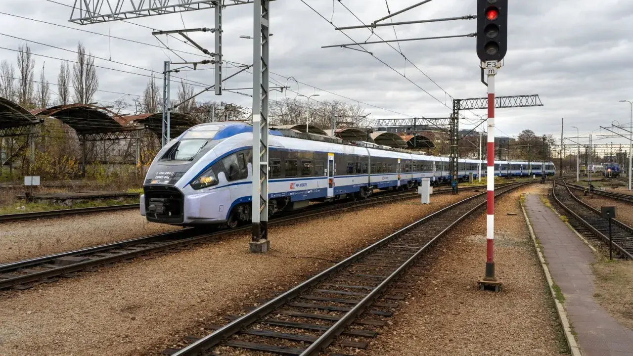 Pociąg Intercity stoi na torach. Zastanawiasz się, jak dojechać do Płocka? Pociągiem to świetny pomysł!