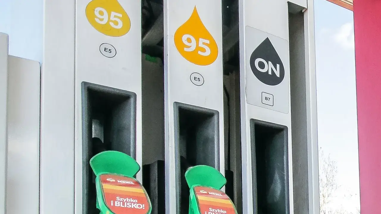 Rodzaje paliwa: dystrybutory z oznaczeniami 95 (E5) i ON (B7) na stacji paliw.