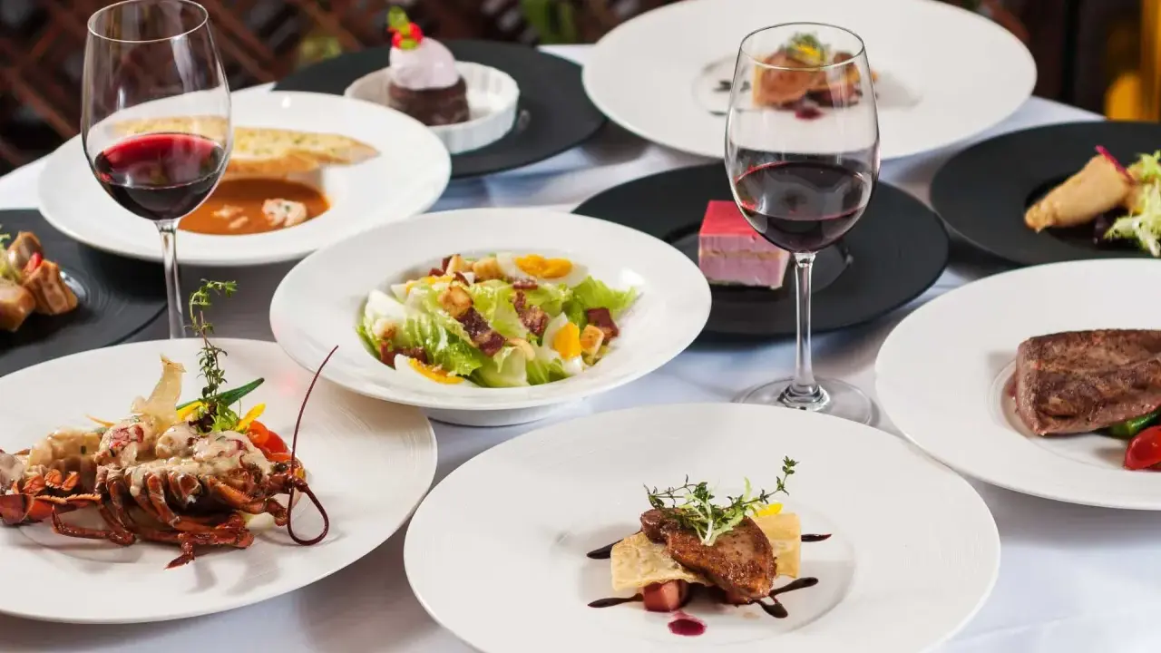 Elegancka kolacja we Francji: homar, steki, sałatka Cezar i desery. Idealne menu, by dowiedzieć się, co zjesc we Francji.