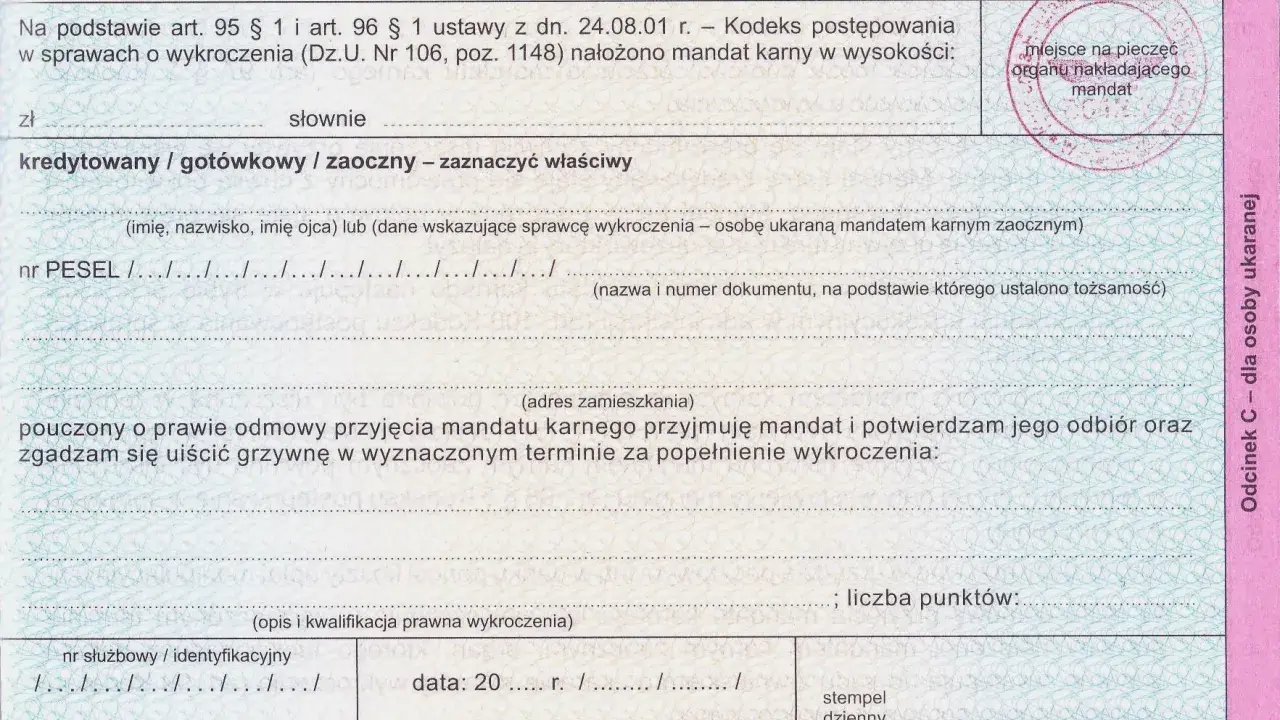 Formularz mandatu karnego, który może wystawić straż miejska. Zawiera dane sprawcy, wykroczenia i kwotę.