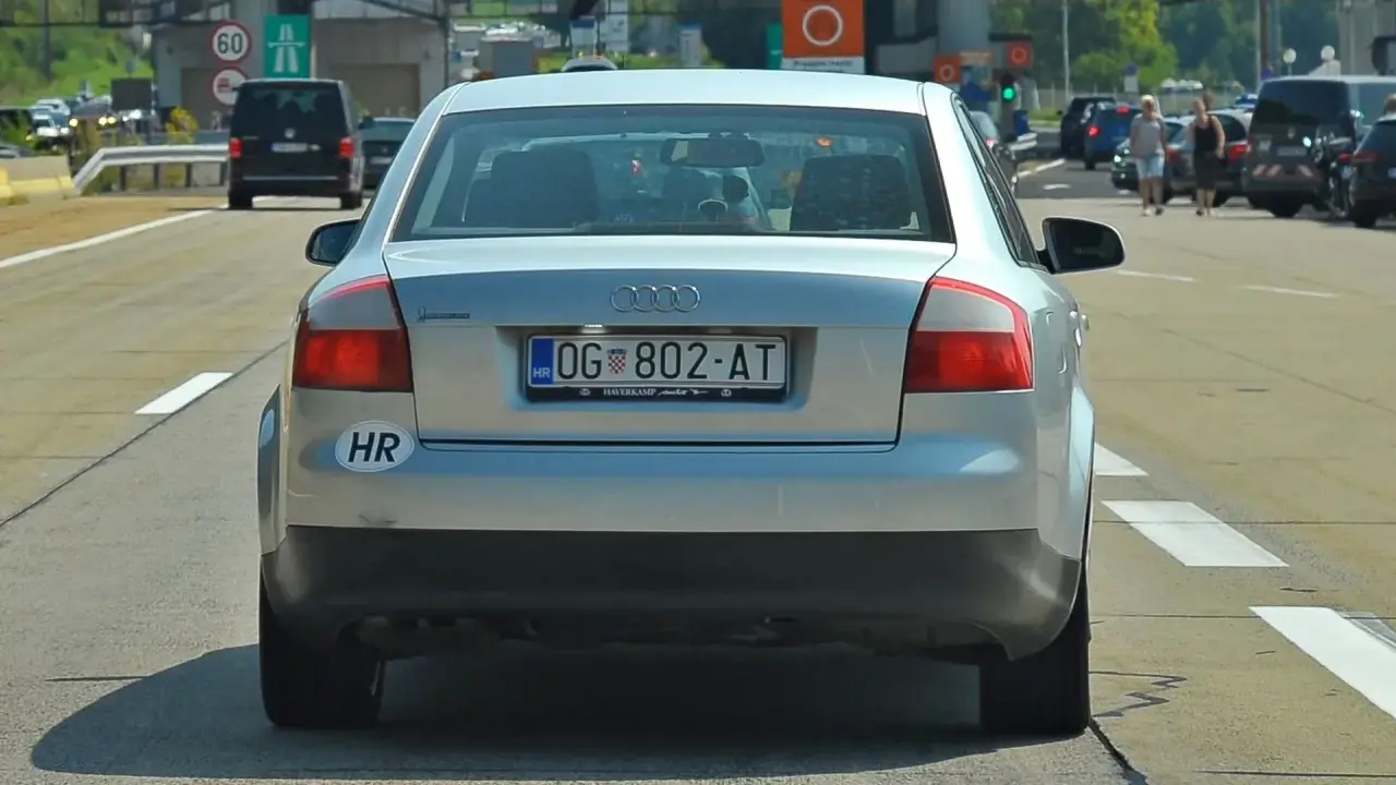 Srebrny Audi z chorwackimi tablicami rejestracyjnymi hr. OG 802-AT na autostradzie.