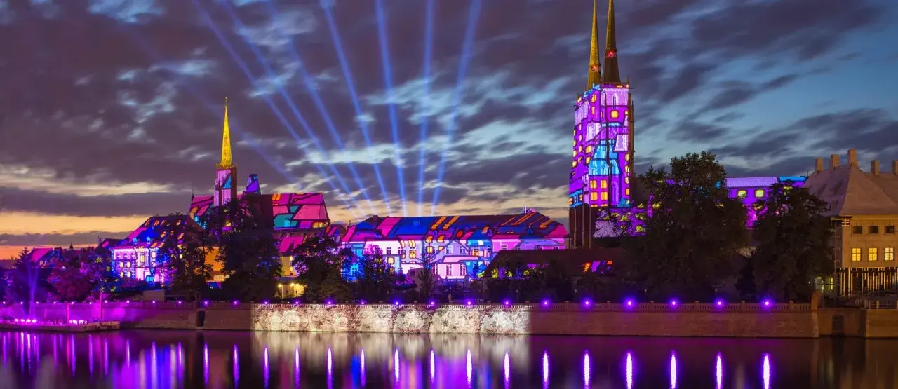Ostrów Tumski we Wrocławiu nocą, iluminacje budynków i rzeki. Co zobaczyć? Niezapomniane widowisko!