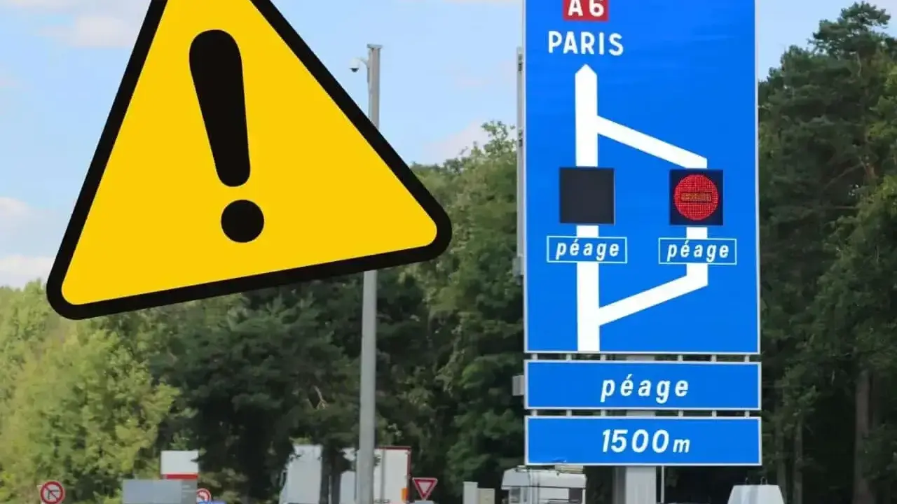 Uwaga! Francja samochodem: znak ostrzegawczy i tablica informująca o bramkach opłat (péage) na autostradzie A6 w kierunku Paryża.