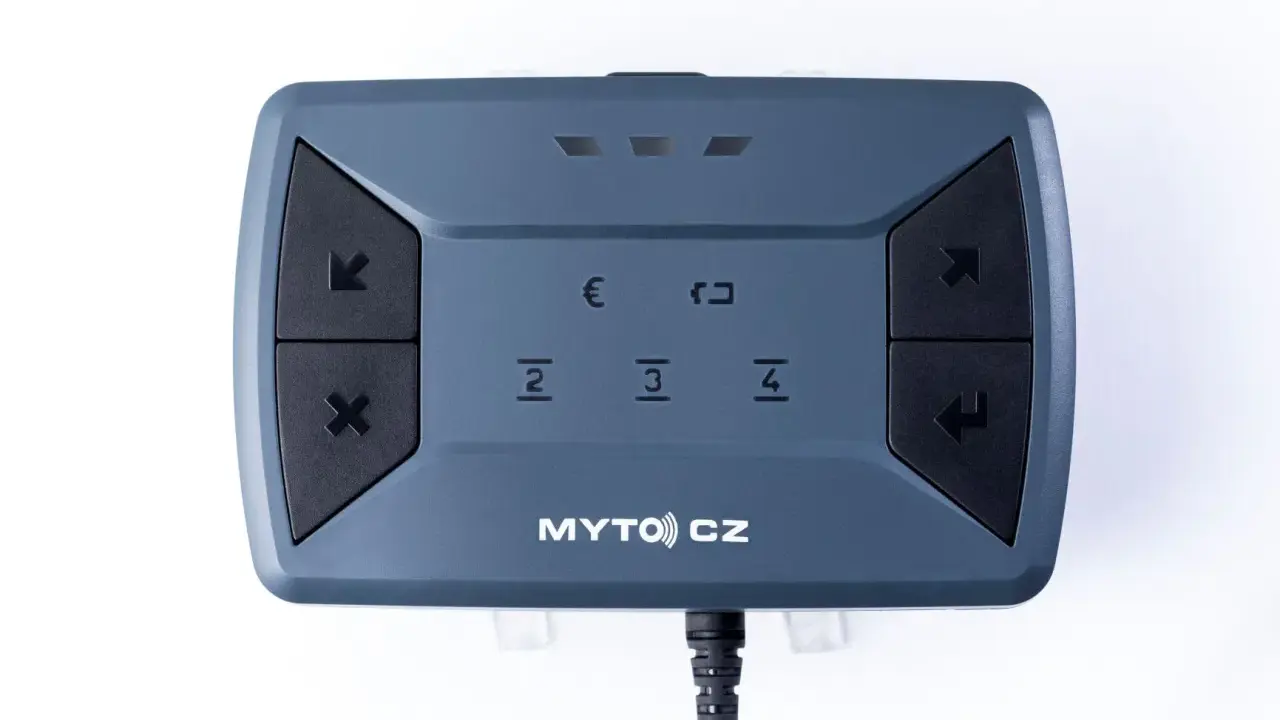 Elektroniczna winieta Czechy powyżej 3,5 tony. Urządzenie MYTO CZ z przyciskami nawigacyjnymi i cyfrowymi.