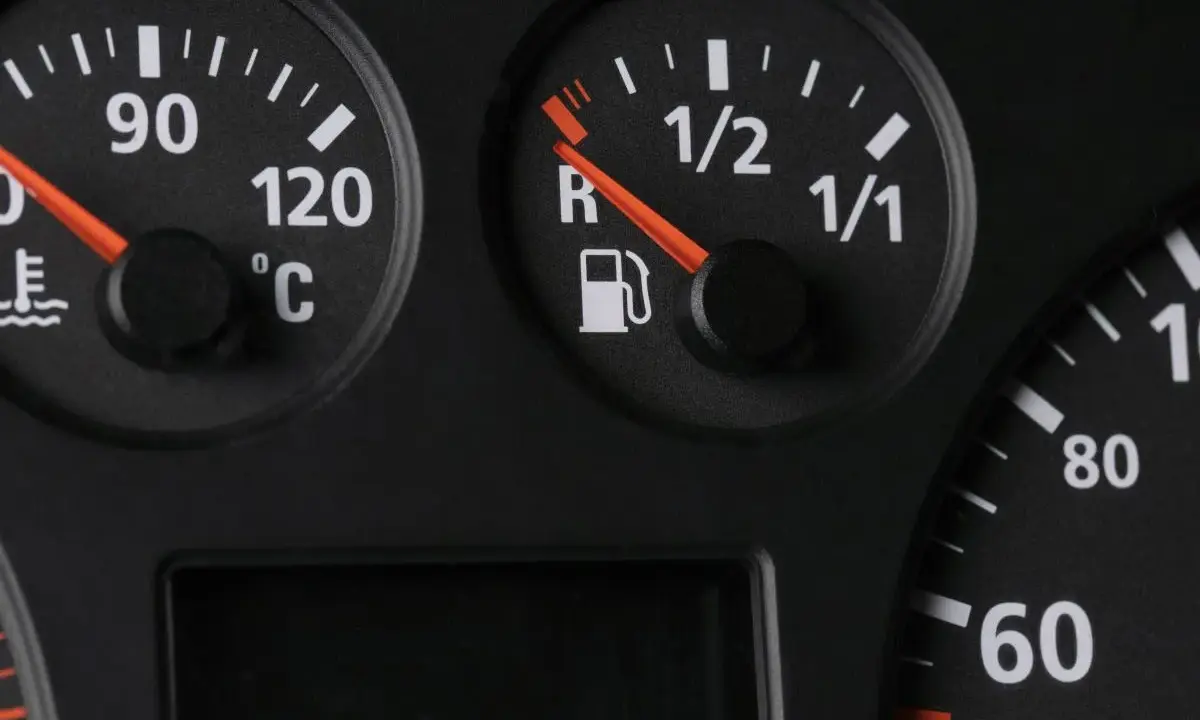 Wskaźnik paliwa w Renault Master pokazuje, że zostało go niewiele, prawie na rezerwie. Obok widać wskaźnik temperatury silnika.