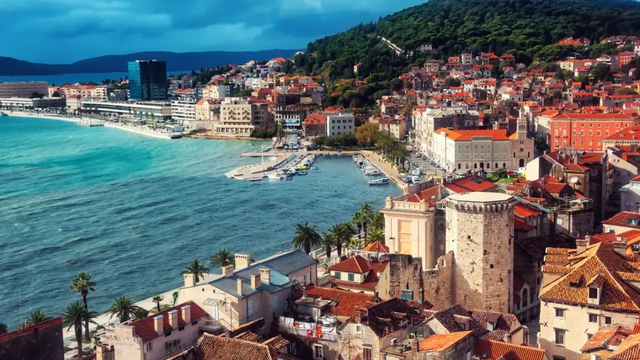 Widok na Split z turkusowym morzem i zabytkową architekturą. Czy Chorwacja jest droga? Ten malowniczy krajobraz może sugerować, że warto zainwestować.