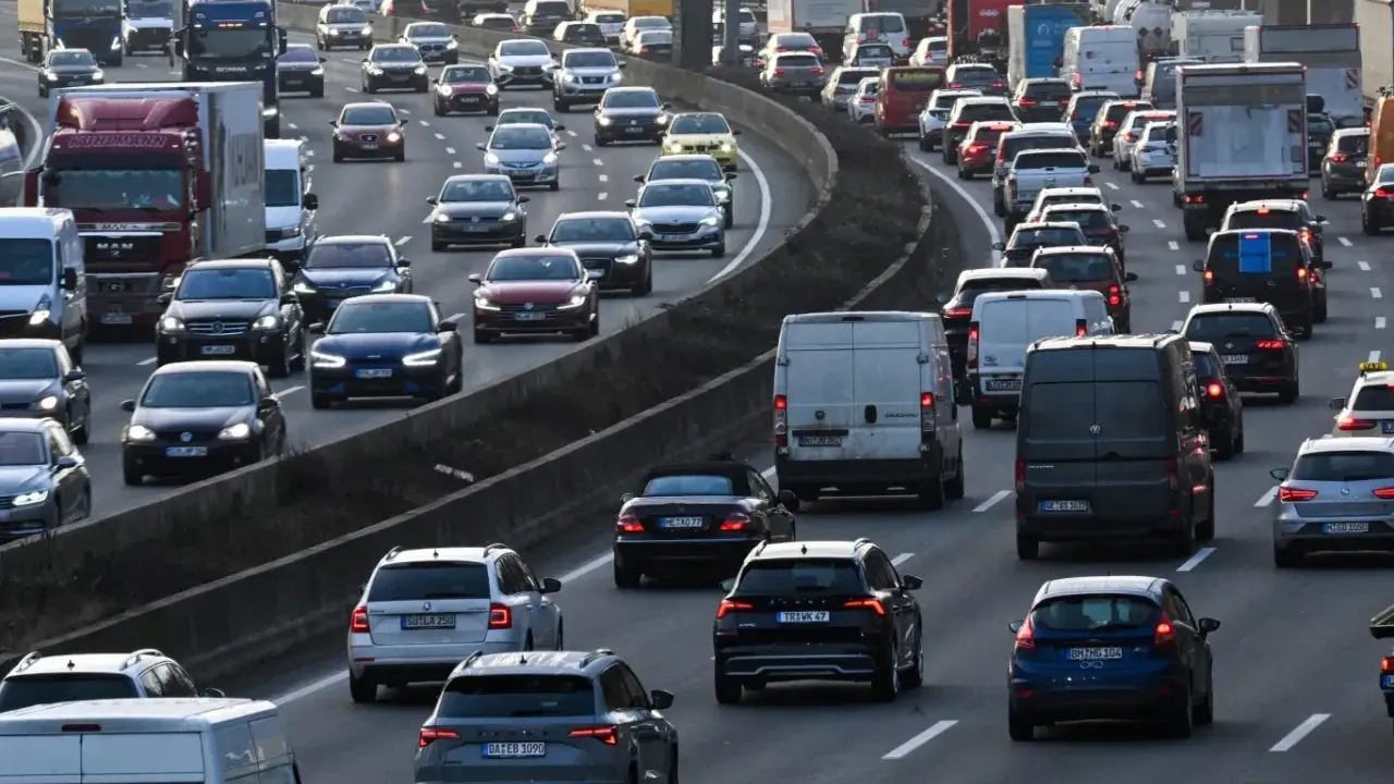 Korek na autostradzie w Niemczech. Tłok samochodów i ciężarówek, wielu kierowców spieszy się do celu.