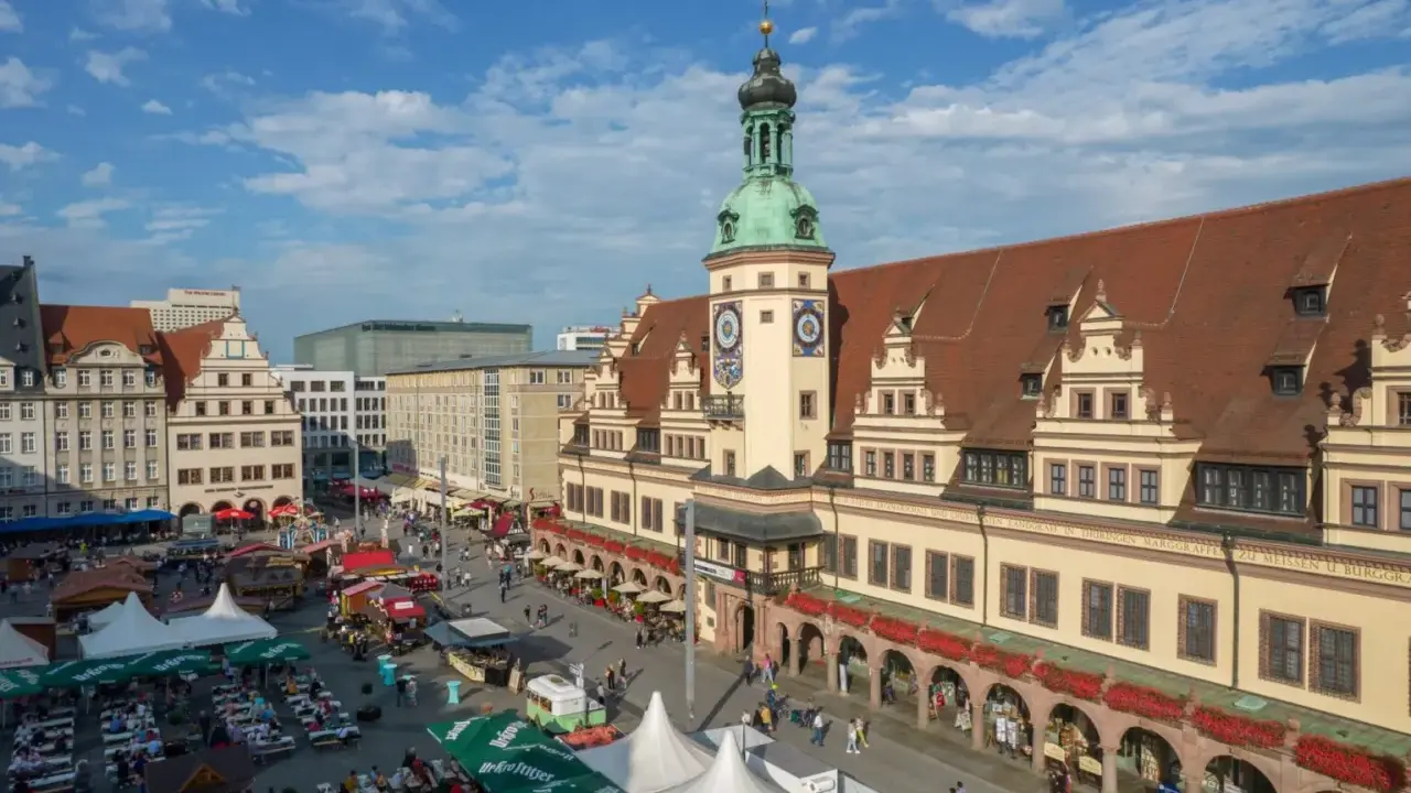 Tętniący życiem rynek w Lipsku, z ratuszem i kramami. Idealne miejsce na spacer i odkrywanie uroków miasta. Lipsk trasa zachwyca!