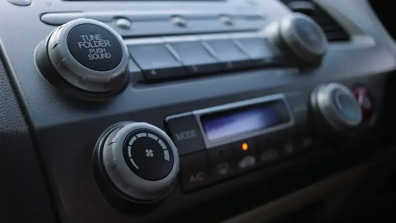 Pokrętła radia samochodowego. Zastanawiasz się, jak nie płacić abonamentu za radio w samochodzie? Wykorzystaj dostępne funkcje!