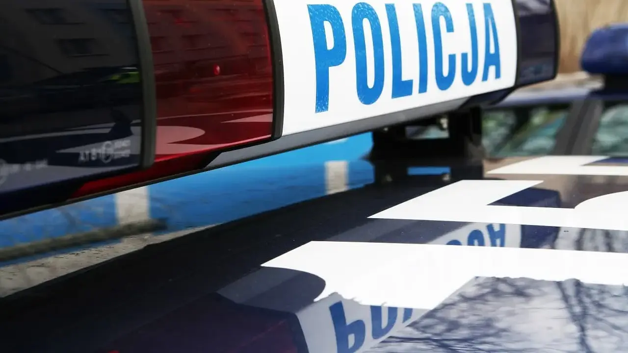 Nawet za zbyt wolną jazdę można dostać mandat. Na dachu radiowozu napis POLICJA.
