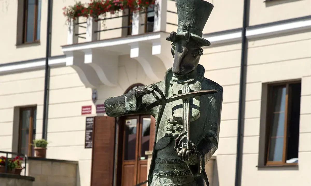 Pomniki chrząszcza w Szczebrzeszynie: rzeźba grającego na skrzypcach chrząszcza w eleganckim fraku i cylindrze.
