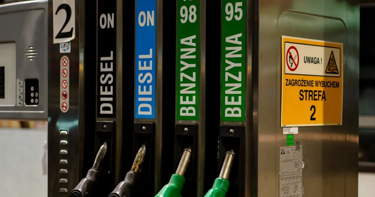 Dostępne paliwa: Diesel, benzyna 95 i 98. Zapewnij sobie płynną jazdę zimą, wybierając odpowiednie paliwo zimowe.