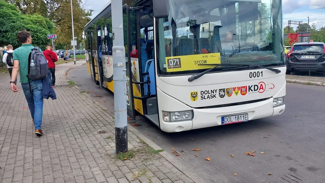 Autobus linii D71 do Sycowa, który może być częścią podróży, jak dojechać do Rawicza.