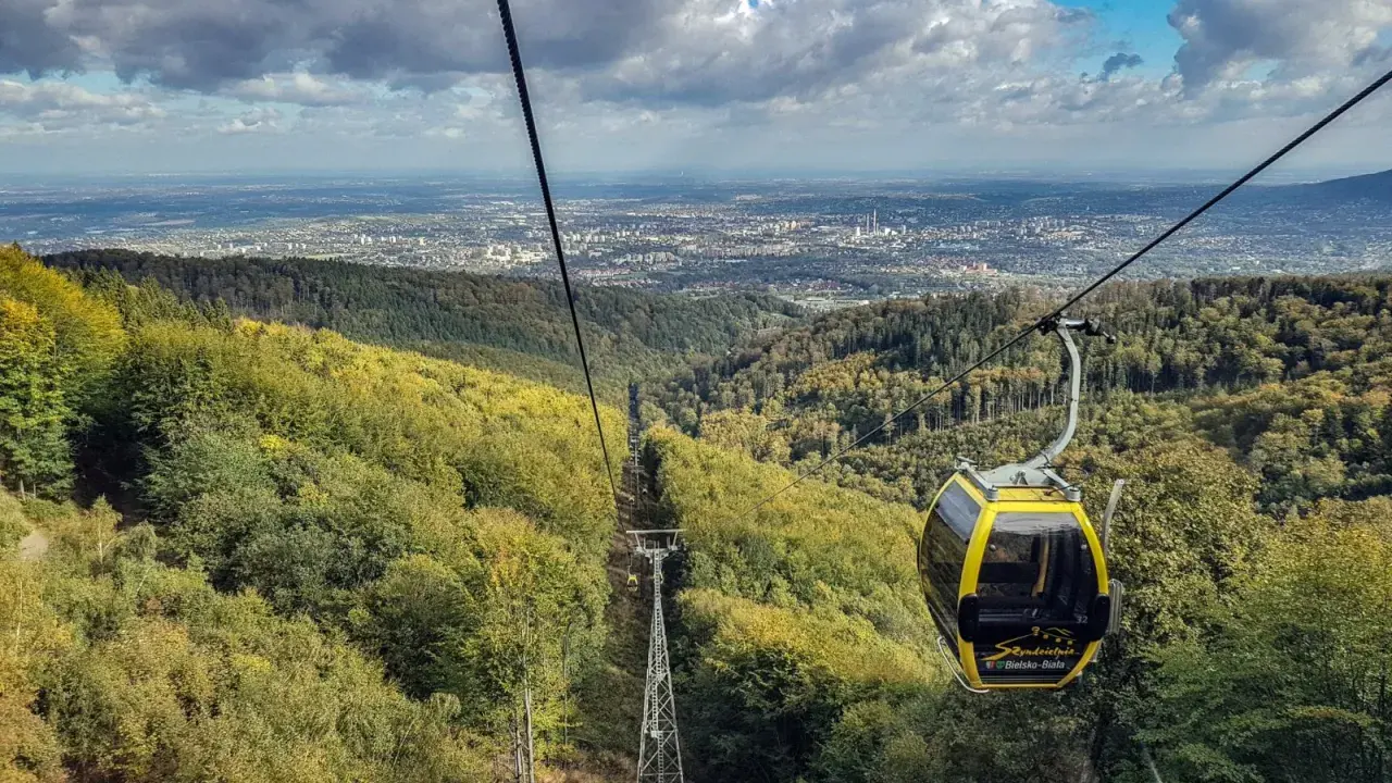 Kolejka linowa w Beskidach, widok na Bielsko-Białą i Szczyrk. Jesienne kolory lasów.