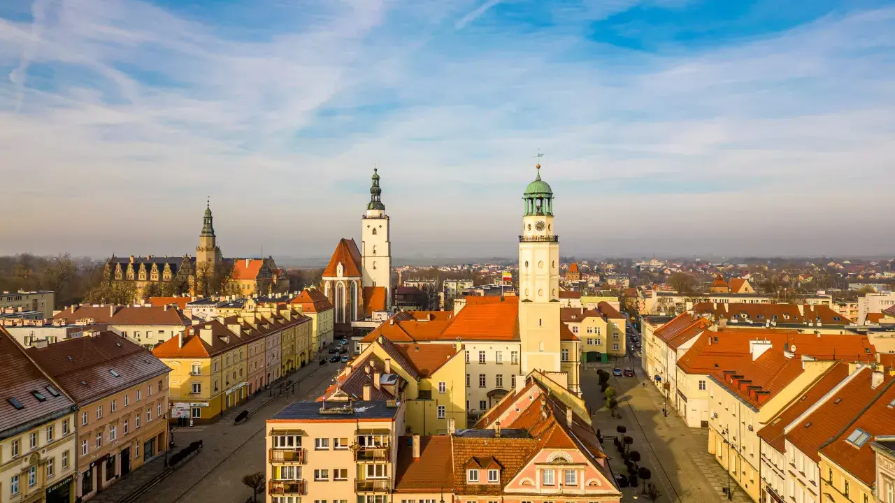 Rynek w Oleśnicy, z ratuszem i kościołem, to idealne miejsce, by zacząć zwiedzanie. Zobacz, co jeszcze warto zobaczyć w Oleśnicy!