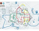 Mapa Zamościa z zaznaczonymi trasami spacerowymi i parkingami. Kolorowe linie wskazują różne ścieżki zwiedzania.