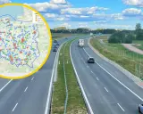 Mapa Polski z zaznaczonymi fotoradarami na S7 i innych drogach. Autostrada z samochodami w tle.