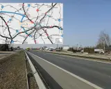 Mapa przedstawia przebieg trasy S7 od Czosnowa do Kielpina, z zaznaczonymi miastami i drogami. Widok z drogi szybkiego ruchu.