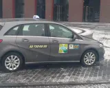 Szary Mercedes Eko Taxi czeka na pasażerów w zimowy dzień. Może zawiezie Cię z Katowic do Sosnowca?