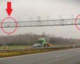 Fotoradar A2 Konin. Dwa urządzenia nad autostradą, jedno z nich z pracownikiem.