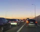 Korek na trasie Kraków - Poznań jak najszybciej. Samochody stoją na autostradzie o zachodzie słońca.