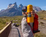 Mężczyzna z żółtym termosem na tle majestatycznych gór. To z pewnością Patagonia, a nie Alzacja.